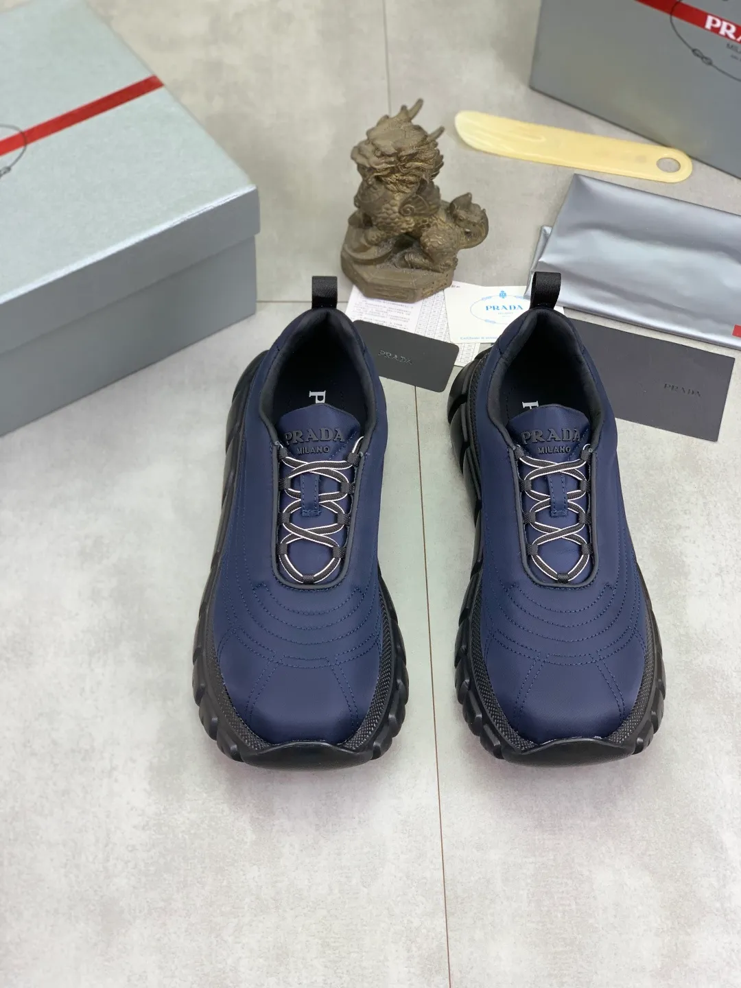 Men's shoes 💰P560💰[New style] popular models are on the official website, 🆘 Trendy brand (Prada) mainly promotes popular models, avant-garde and versatile fashion men's shoes private version mold opening, cowhide surface splicing 1:1.. Fashionable and simple, original imported cowhide lining cowhide feet; the atmosphere and personality are more fashionable, eye-catching and pursuing class. It will subvert the old idea and be a must-have for fashionistas with you! Must keep it for yourself! Tall and comfortable, large and low, high-end quality workmanship. Size: 38-44 5️⃣colors available.